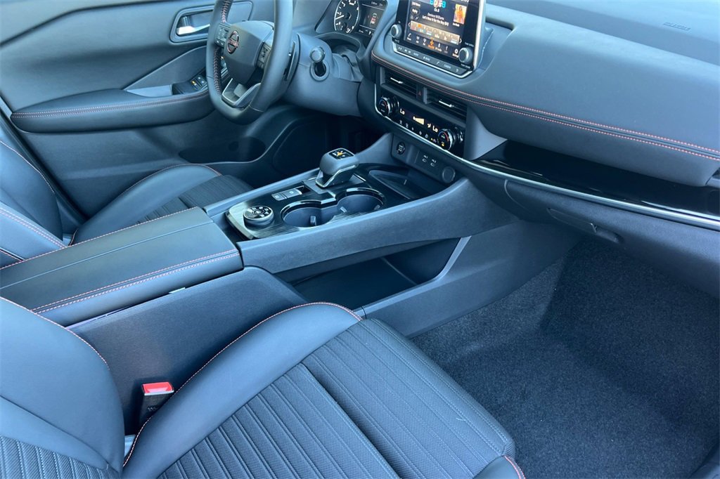 Used 2025 Nissan Rogue SV image 18