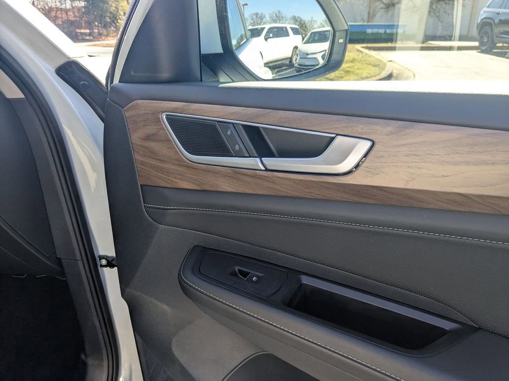 Used 2025 Volkswagen Atlas SE image 33