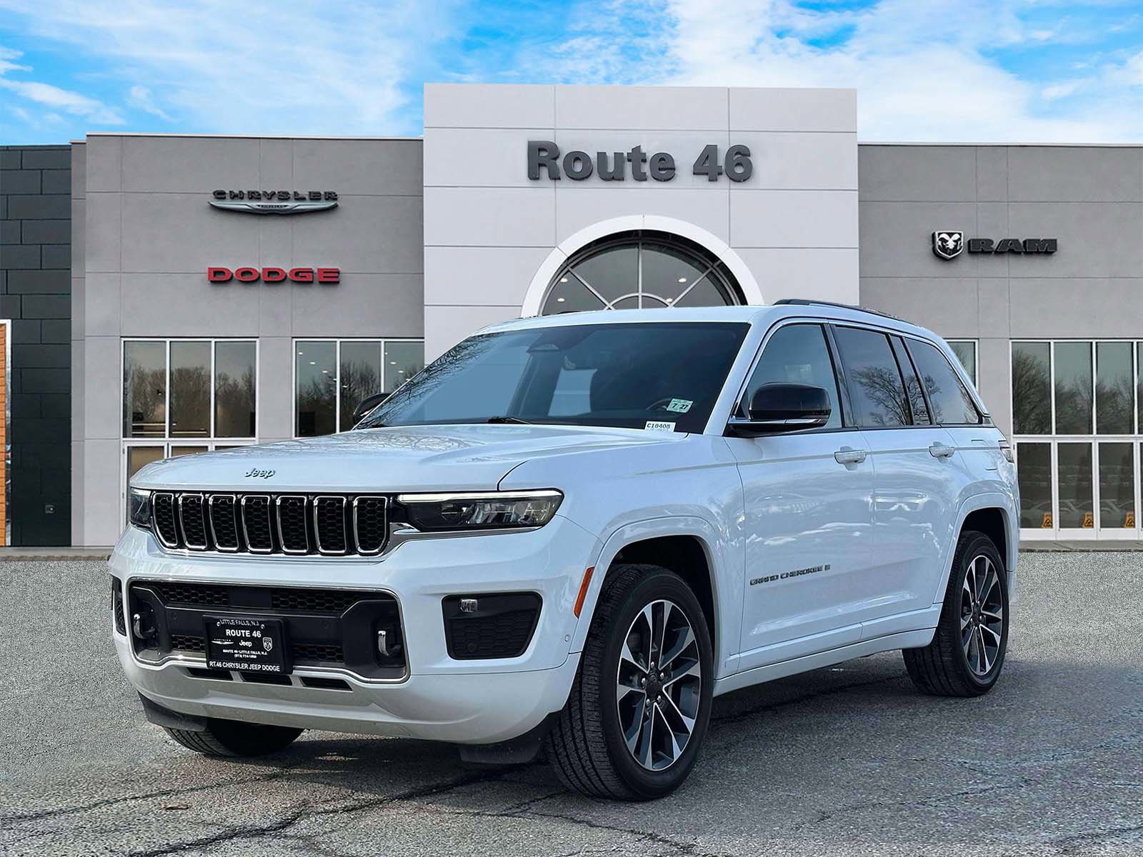 Used 2022 Jeep Grand Cherokee Overland w/ Luxury Tech Group IV image 2