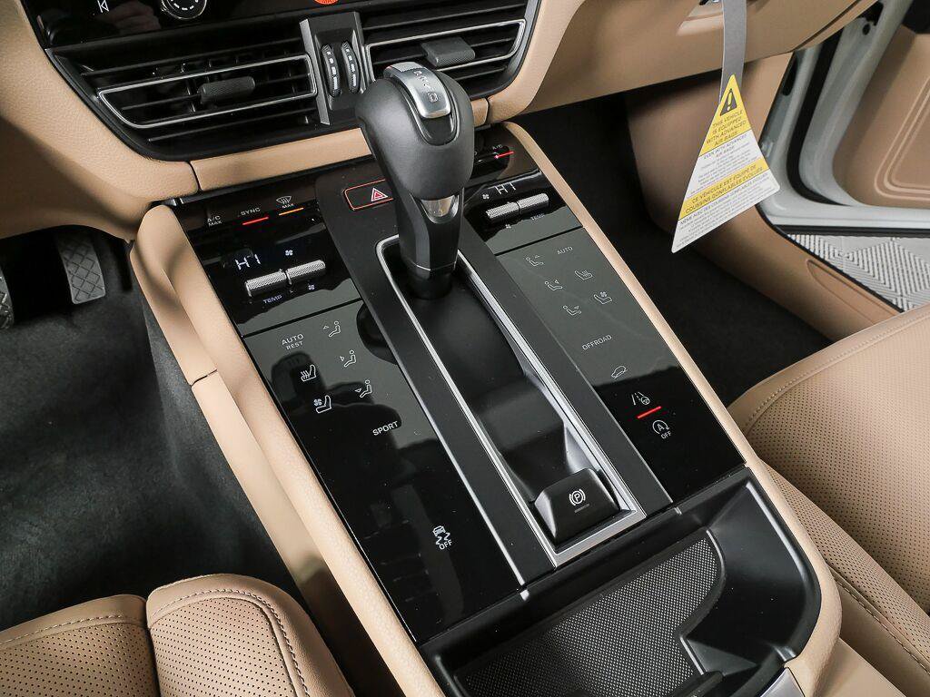 Certified 2026 Porsche Macan Turbo AWD/4WD image 17