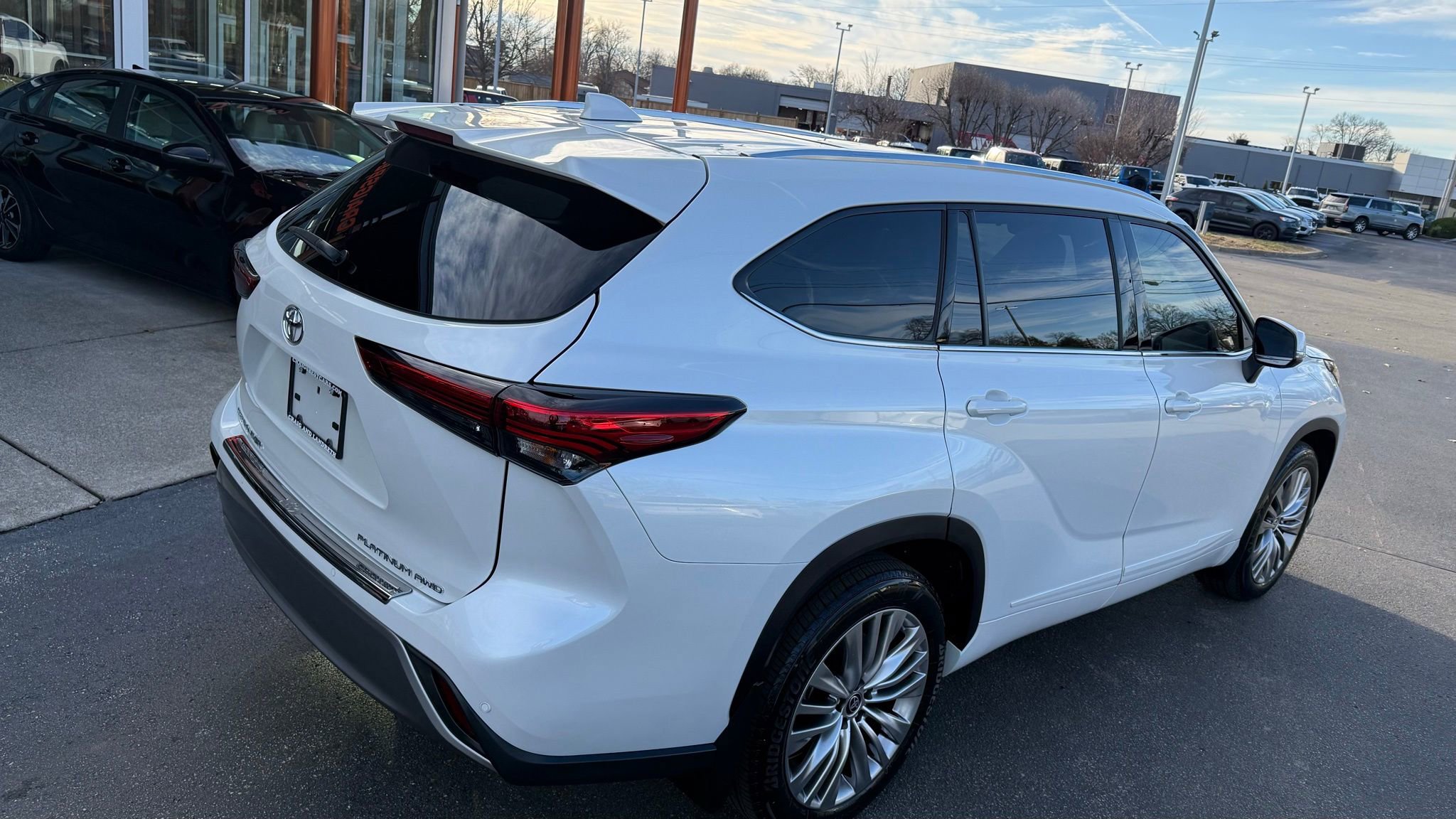 Used 2022 Toyota Highlander Platinum image 4