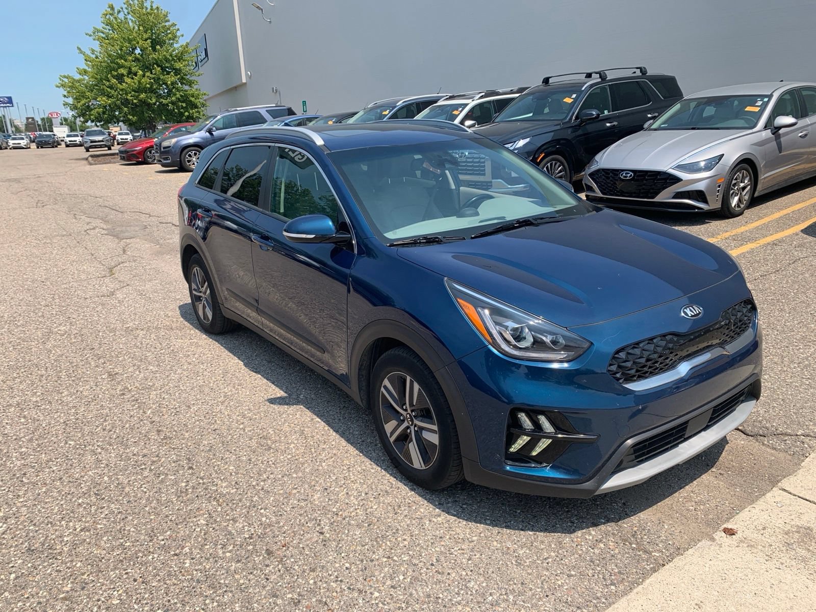 Used 2020 Kia Niro EX Premium FWD image 2