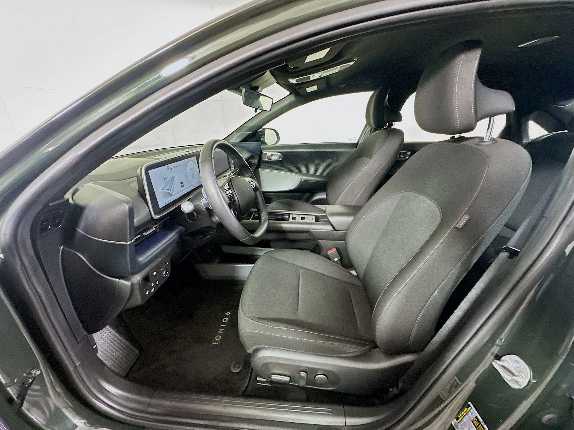 Used 2024 Hyundai Ioniq 6 SE RWD image 13