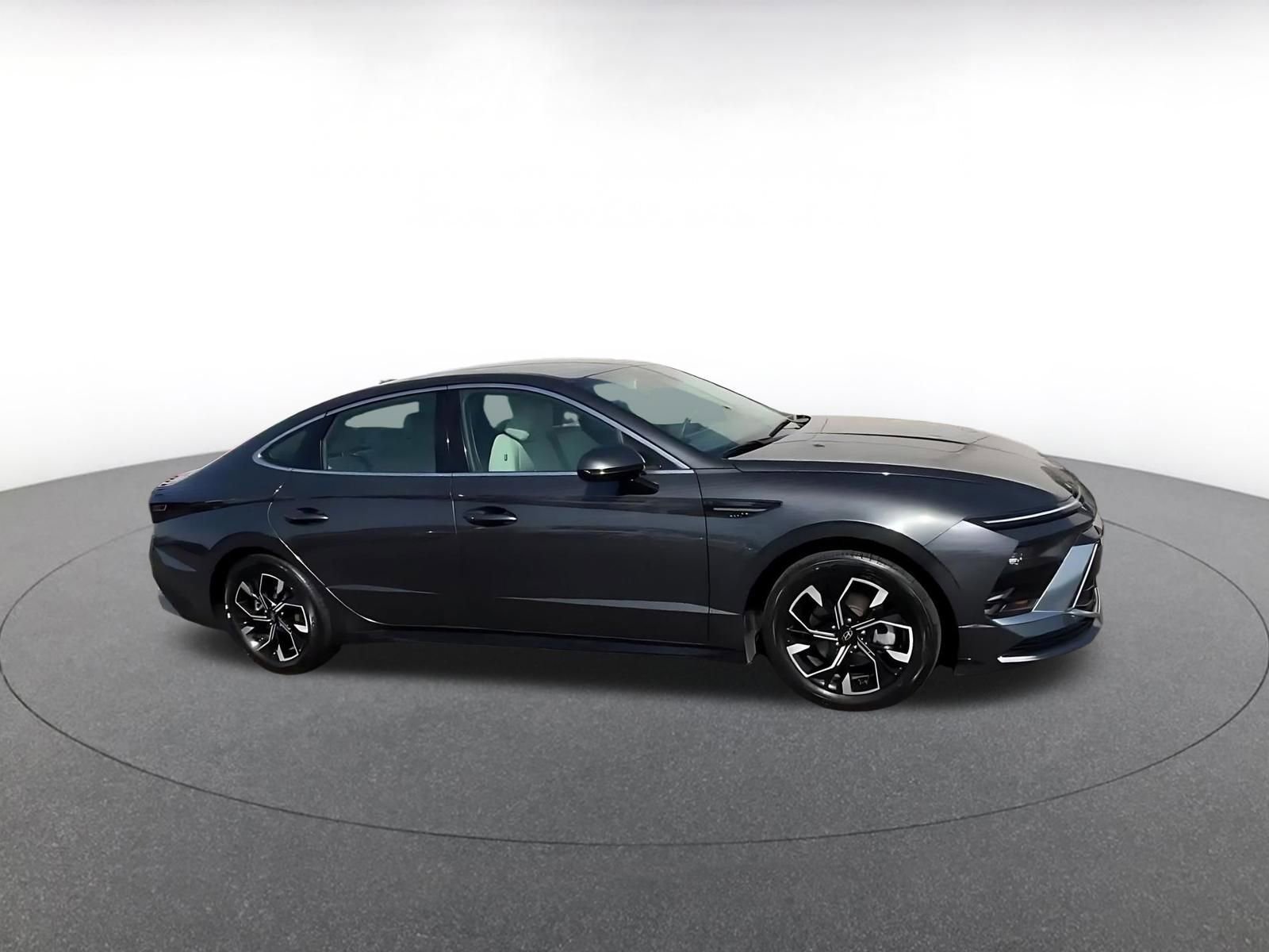 Used 2025 Hyundai Sonata SEL FWD image 2