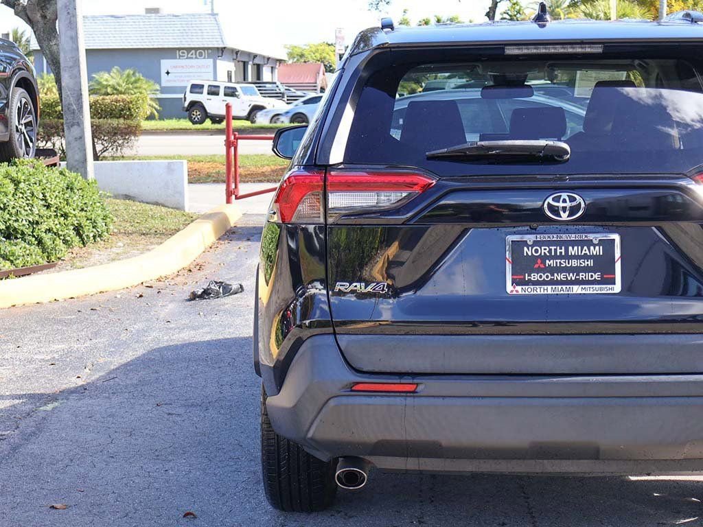 Used 2019 Toyota RAV4 XLE w/ Convenience Package FWD image 14