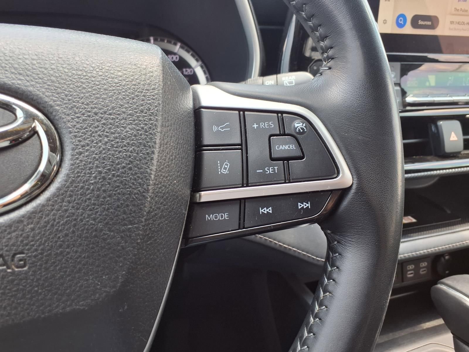 Used 2023 Toyota Highlander XSE FWD image 24