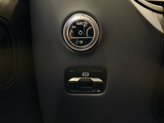 Used 2025 Mercedes-Benz GLC 300 image 21