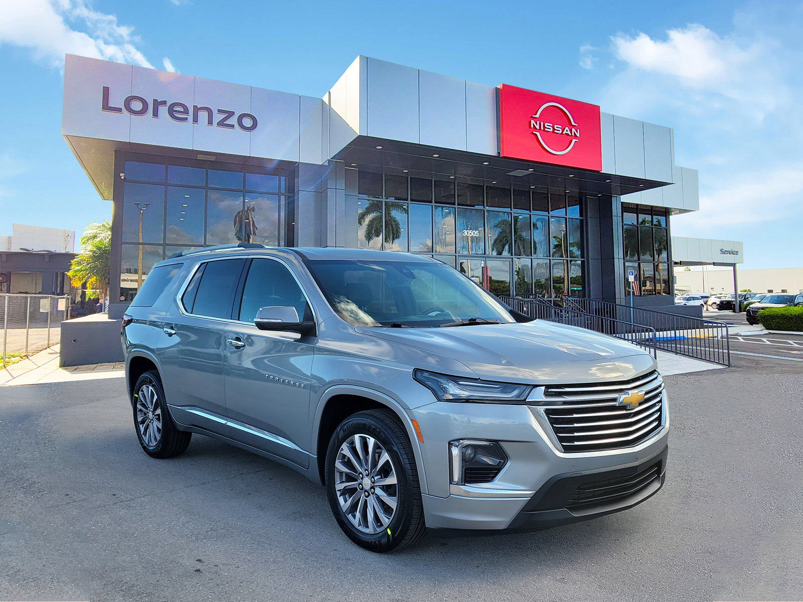 Used 2023 Chevrolet Traverse Premier FWD image 3