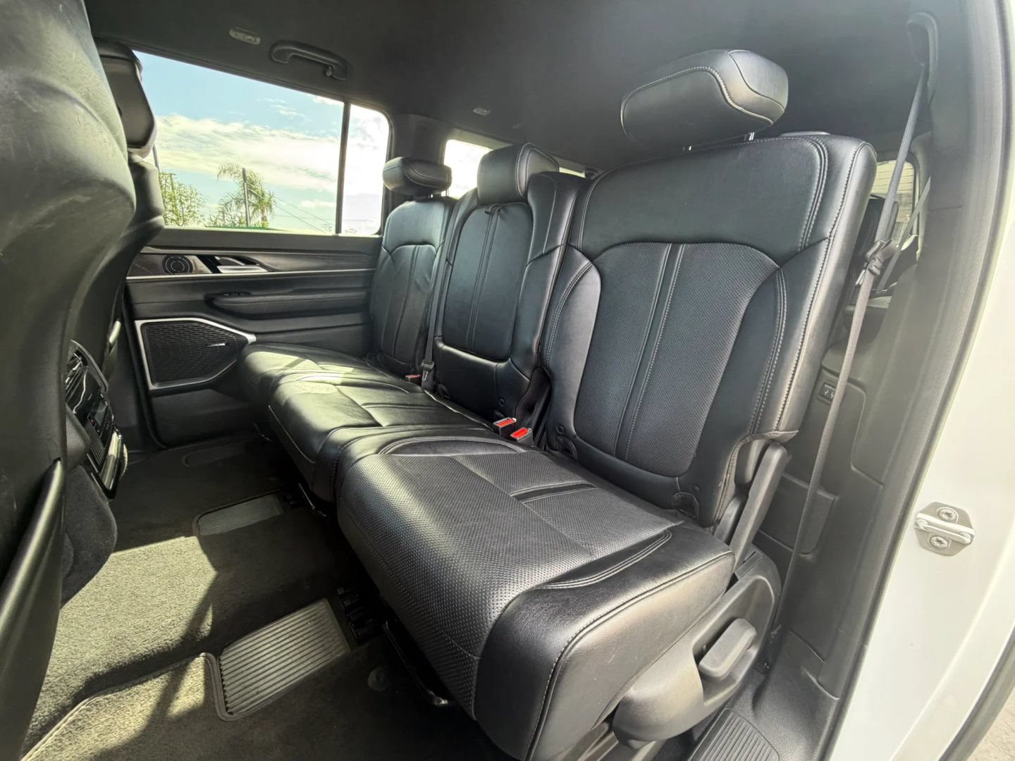 Used 2024 Jeep Wagoneer L Series II RWD image 32