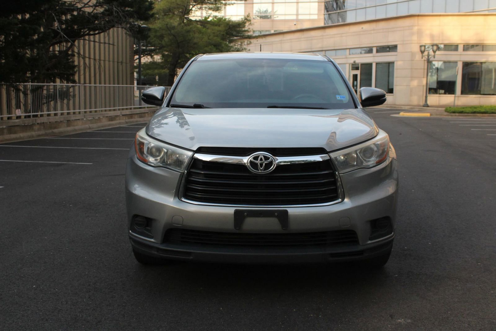 Used 2016 Toyota Highlander LE AWD/4WD image 3