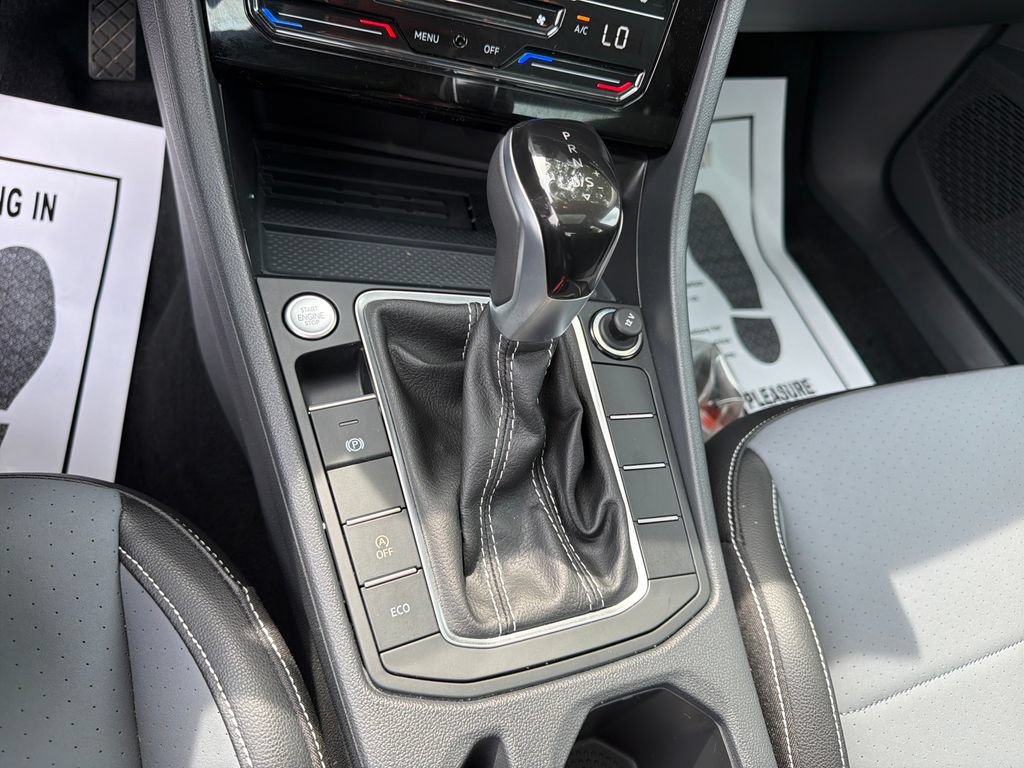 Used 2025 Volkswagen Jetta SE w/ Sunroof Package FWD image 24