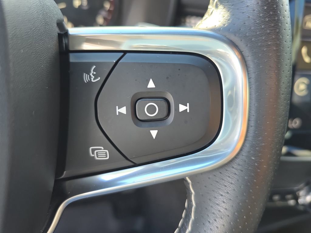 Used 2020 Volvo XC40 T5 R-Design w/ Protection Package Premier image 22