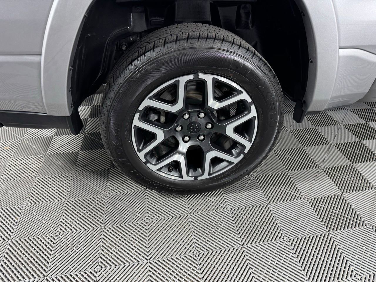 Used 2025 RAM 1500 Laramie AWD/4WD image 31