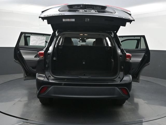 Used 2022 Toyota Highlander XLE AWD/4WD image 44