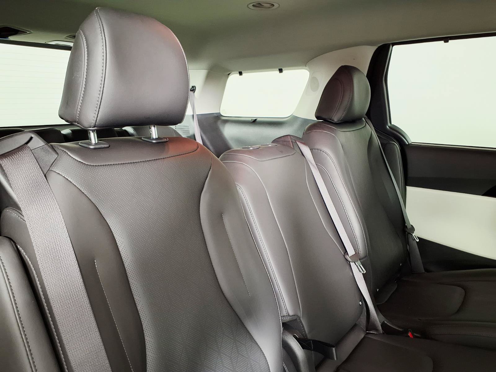 Used 2024 Kia Carnival EX FWD image 12