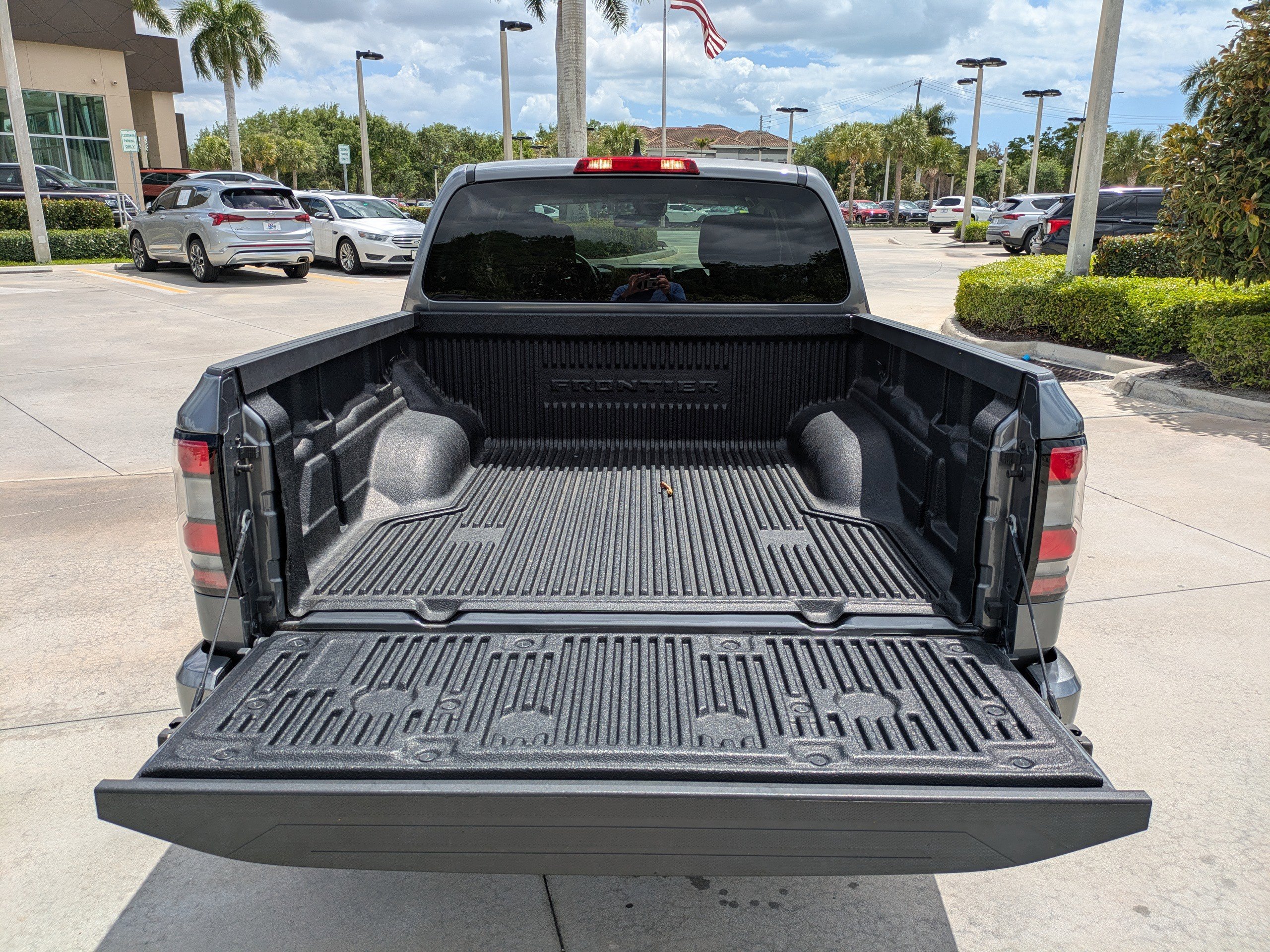 Used 2024 Nissan Frontier SV w/ Graphics Package image 11