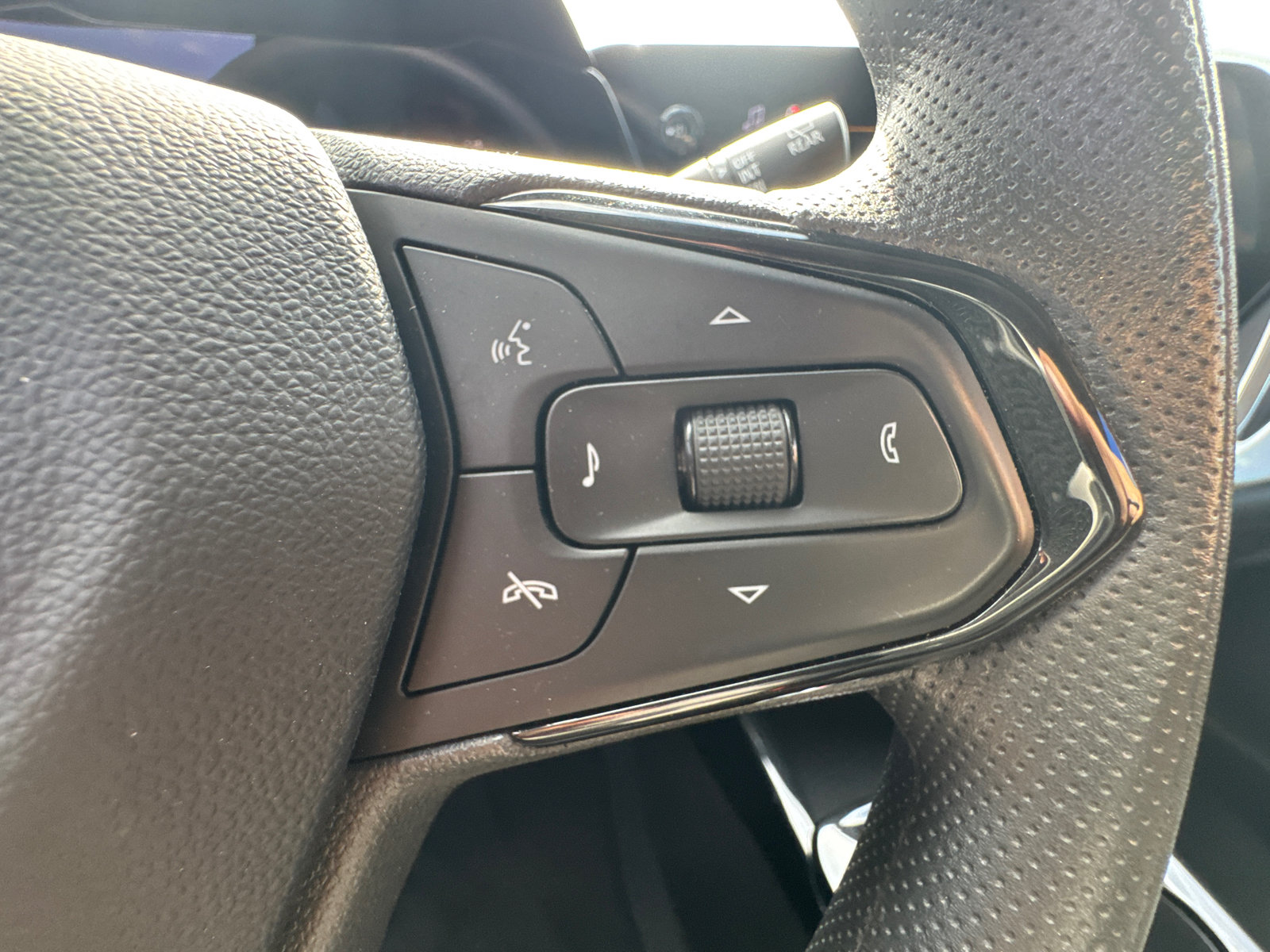 Used 2025 Chevrolet Trax LT FWD image 30