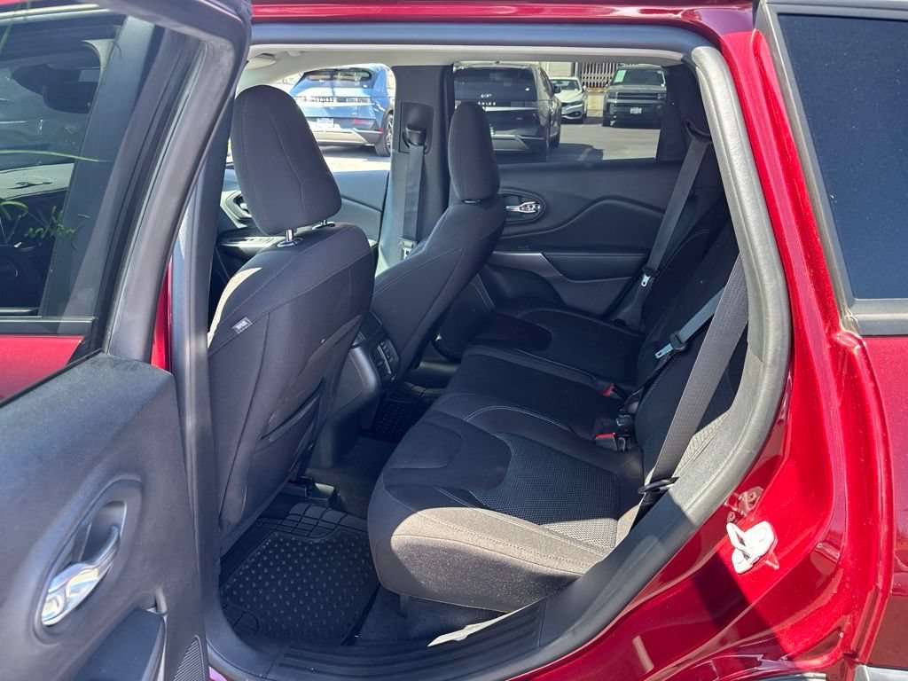 Used 2021 Jeep Cherokee Latitude FWD image 11