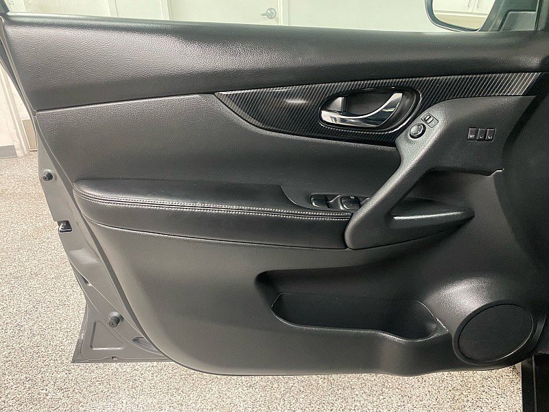 Used 2017 Nissan Rogue SL w/ SL HEV Premium Package image 10