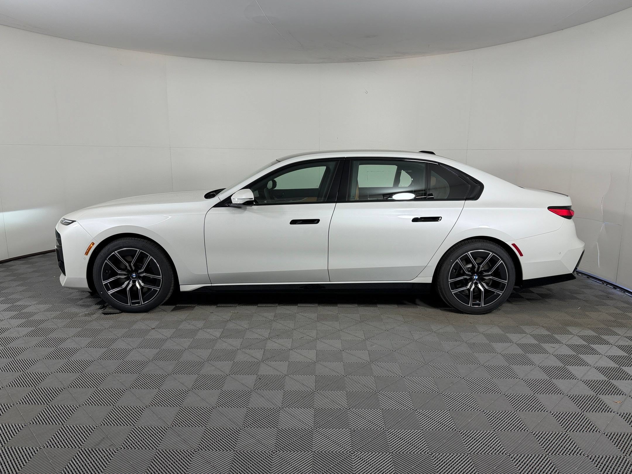 Used 2026 BMW 740i xDrive AWD/4WD image 2