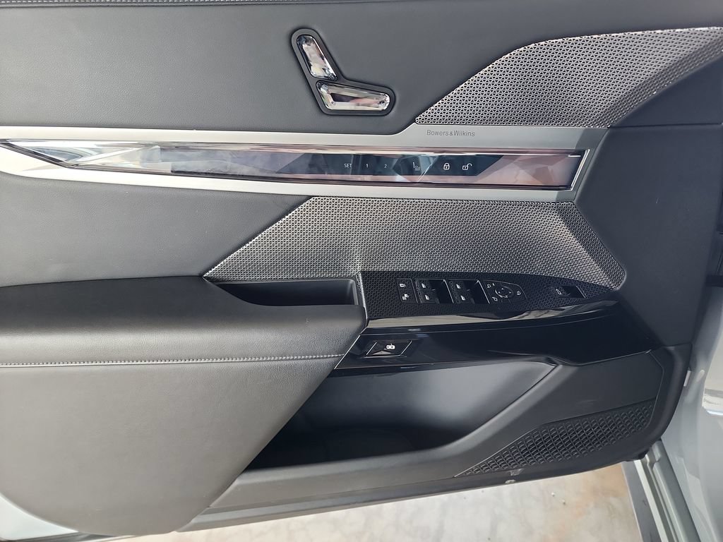 Used 2023 BMW 740i w/ Executive Package RWD image 11