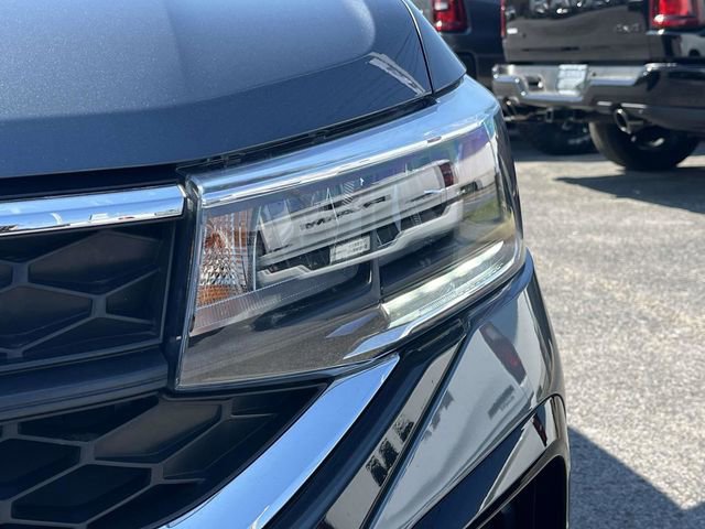 Used 2023 Volkswagen Taos SE w/ Panoramic Sunroof Package image 9