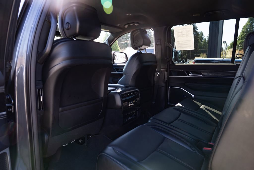 Used 2022 Jeep Wagoneer Series II AWD/4WD image 23