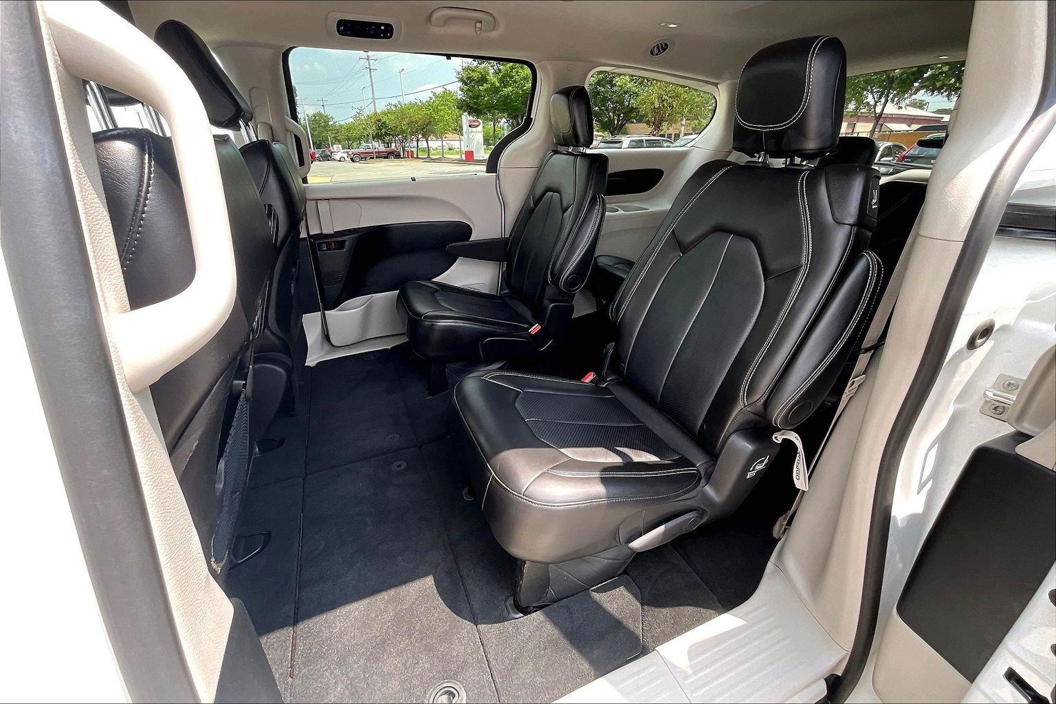 Used 2024 Chrysler Pacifica Touring-L FWD image 29