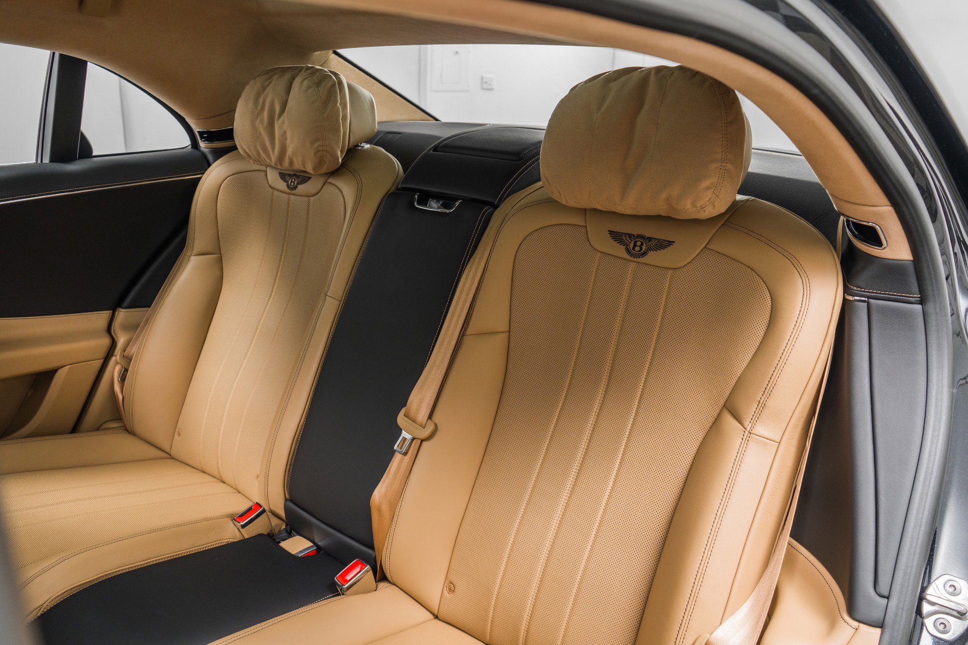 Used 2023 Bentley Flying Spur Plug-In Hybrid image 16