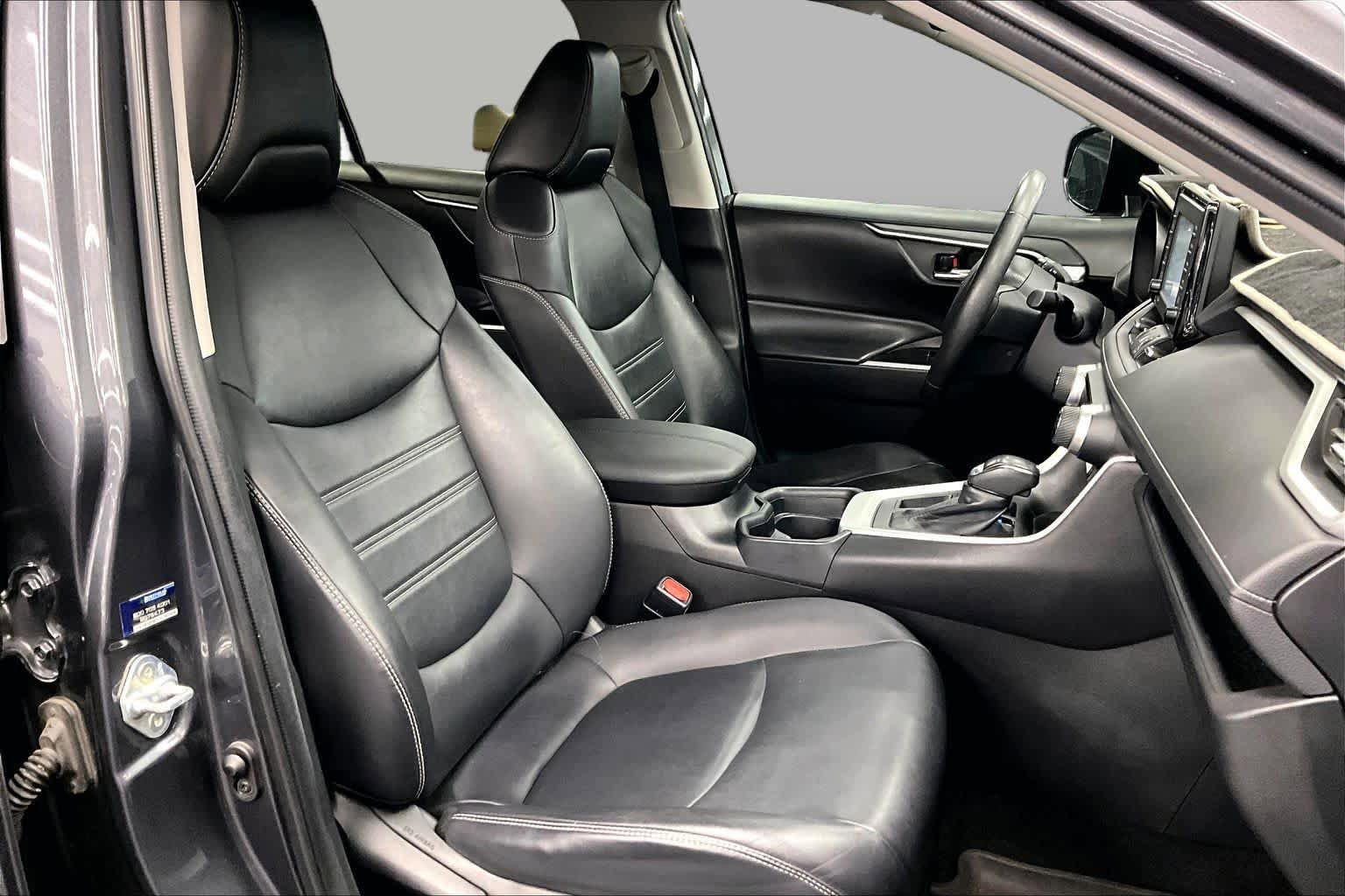 Used 2020 Toyota RAV4 XLE Premium FWD image 8