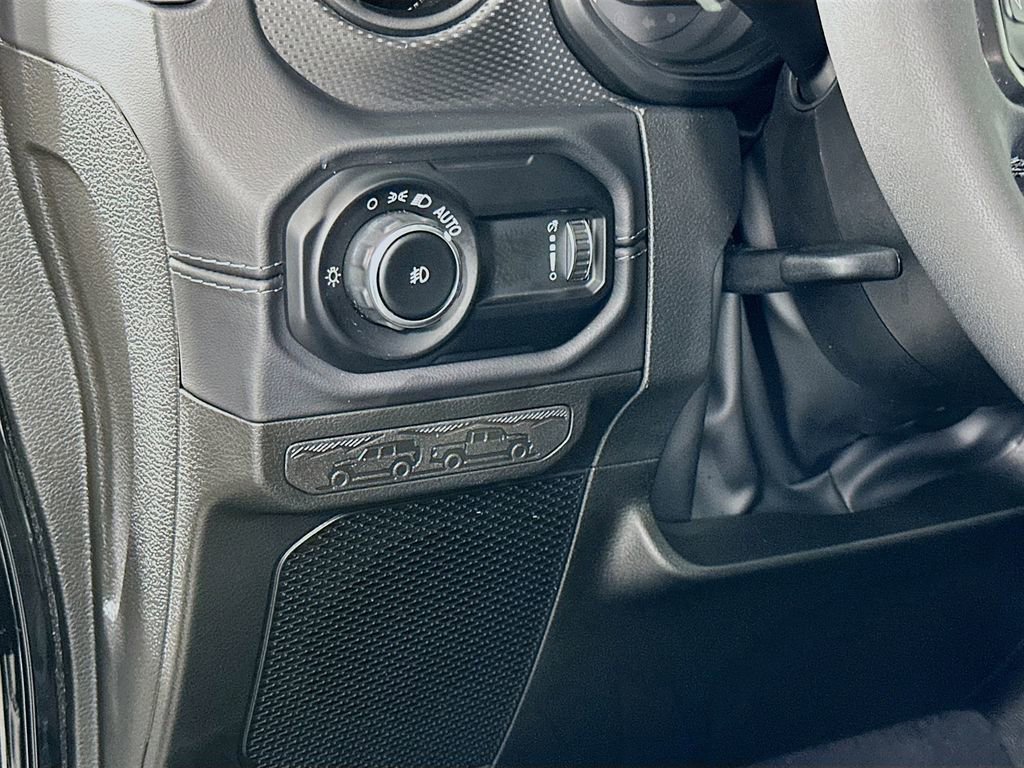 Used 2025 Jeep Wrangler Unlimited Rubicon w/ Convenience Group AWD/4WD image 10