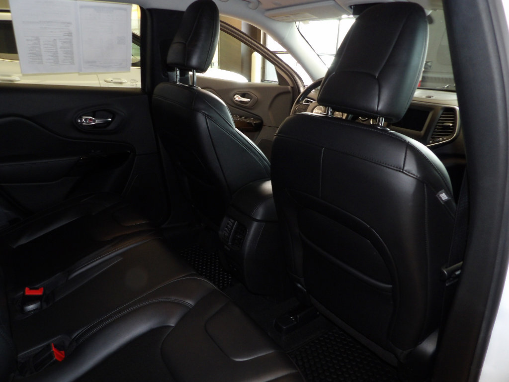 Used 2020 Jeep Cherokee Latitude Plus image 16