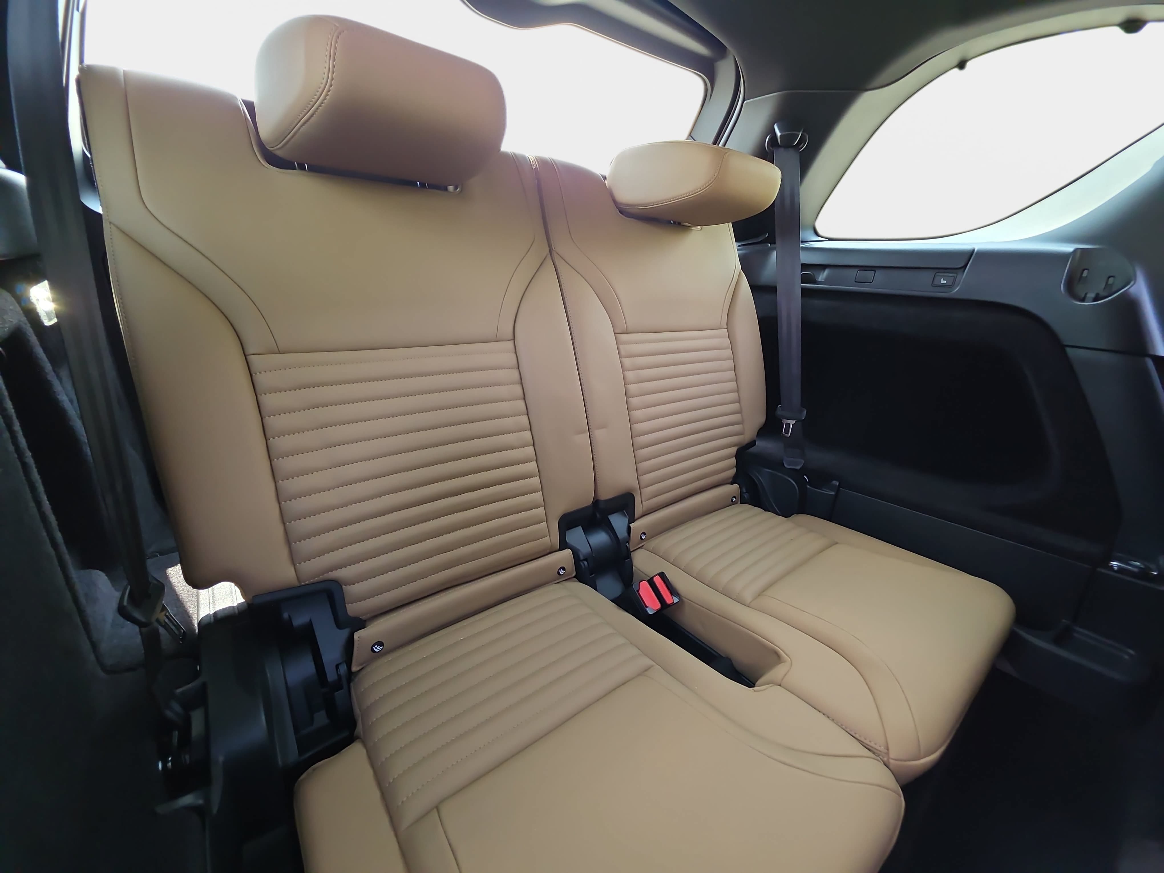 Used 2025 Land Rover Discovery Dynamic SE AWD/4WD image 12