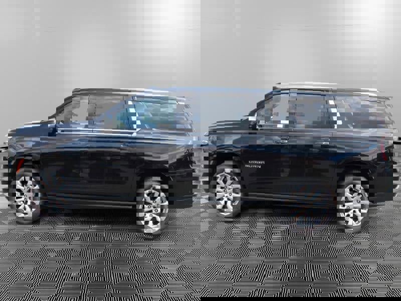 New 2025 Chevrolet Suburban Premier image 3