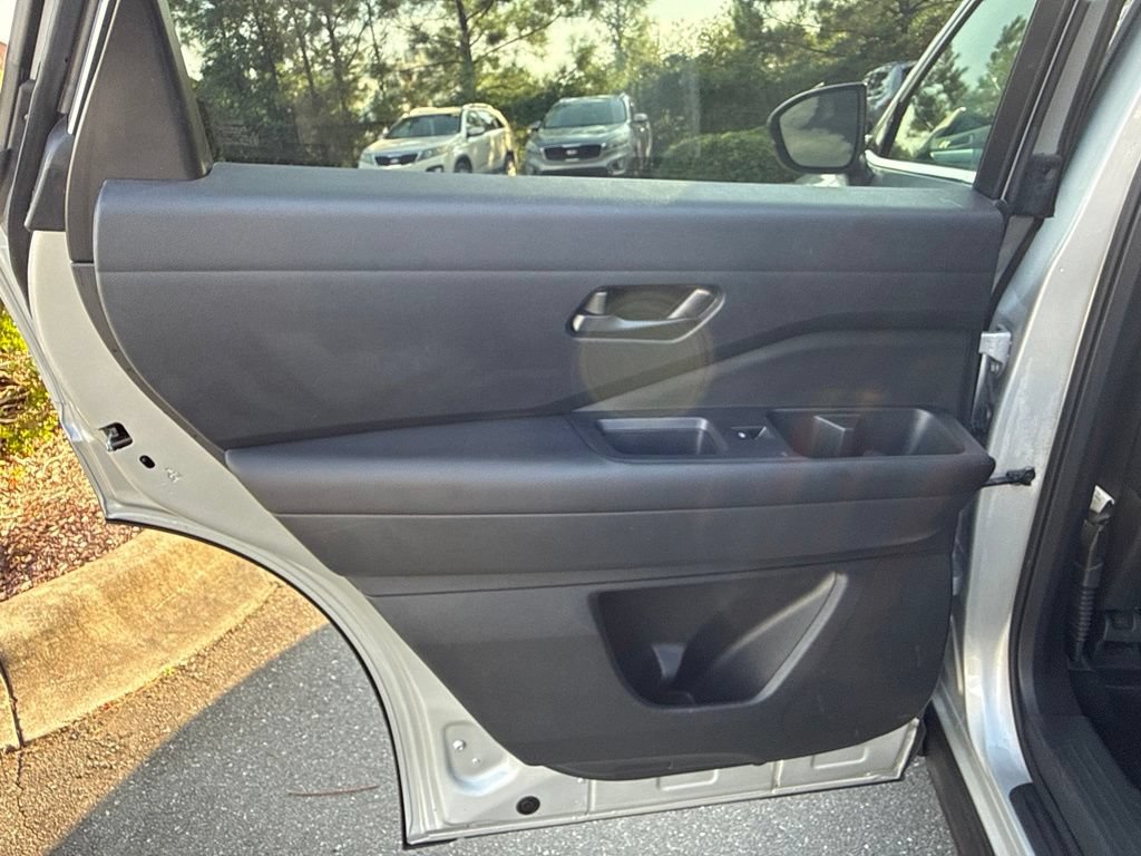 Used 2025 Nissan Pathfinder SV FWD image 31