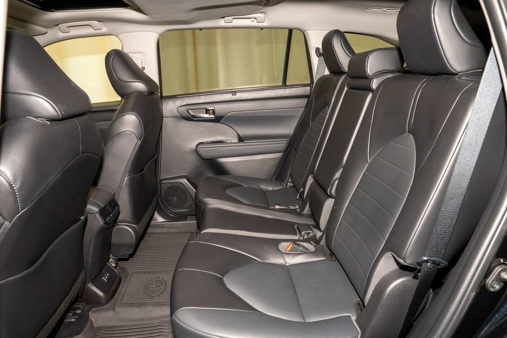 Used 2022 Toyota Highlander XLE image 9