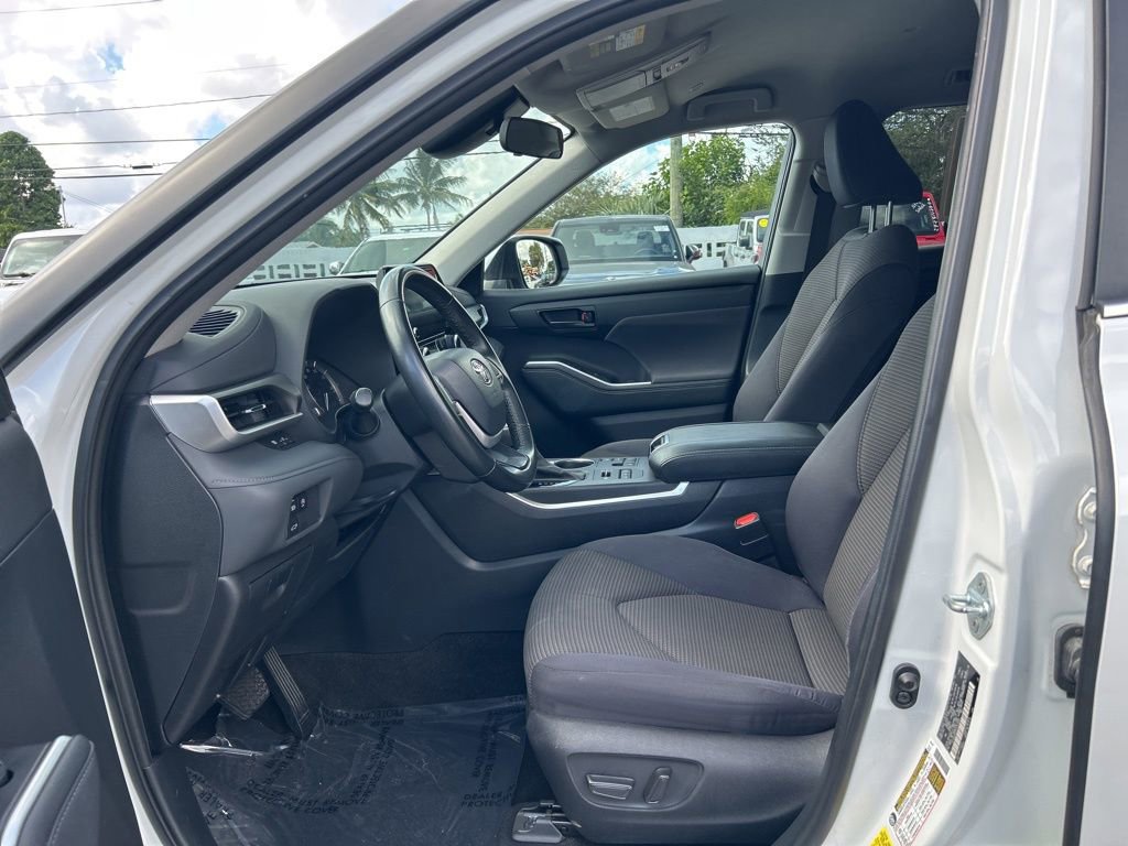 Used 2023 Toyota Highlander L image 10
