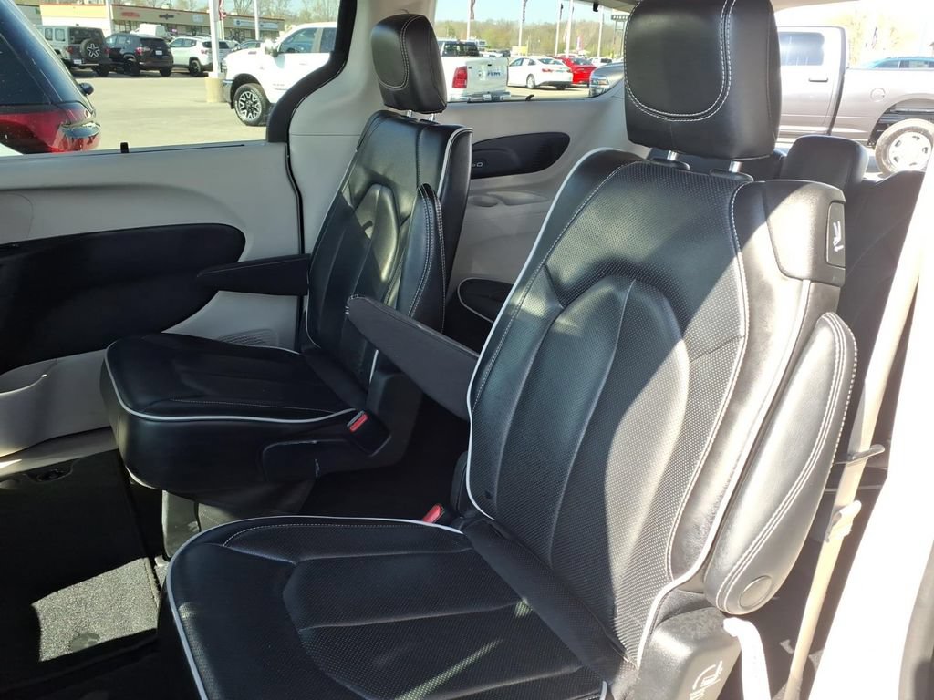 Used 2023 Chrysler Pacifica Limited FWD image 17