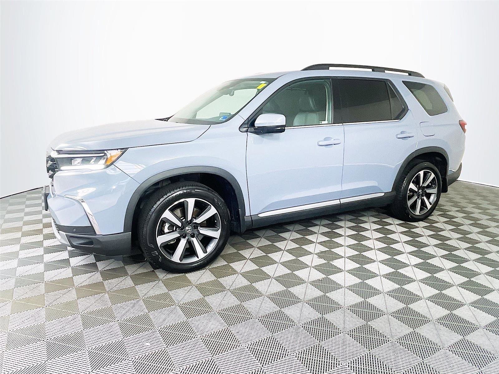 Used 2024 Honda Pilot Touring image 4