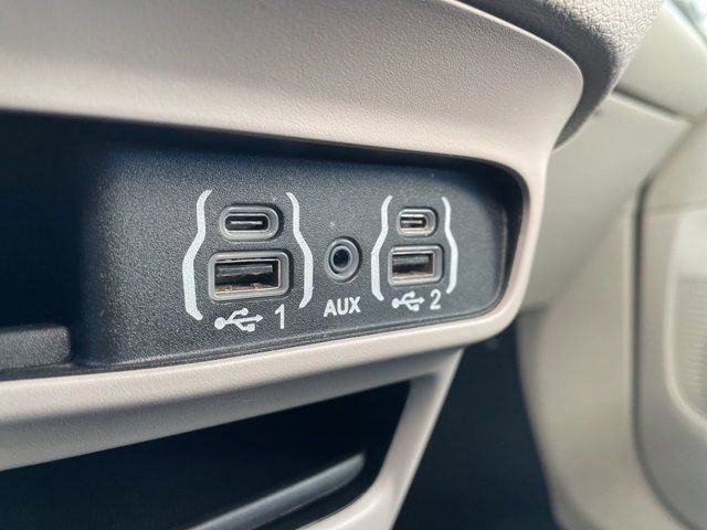 Used 2023 Chrysler Pacifica Touring-L image 20