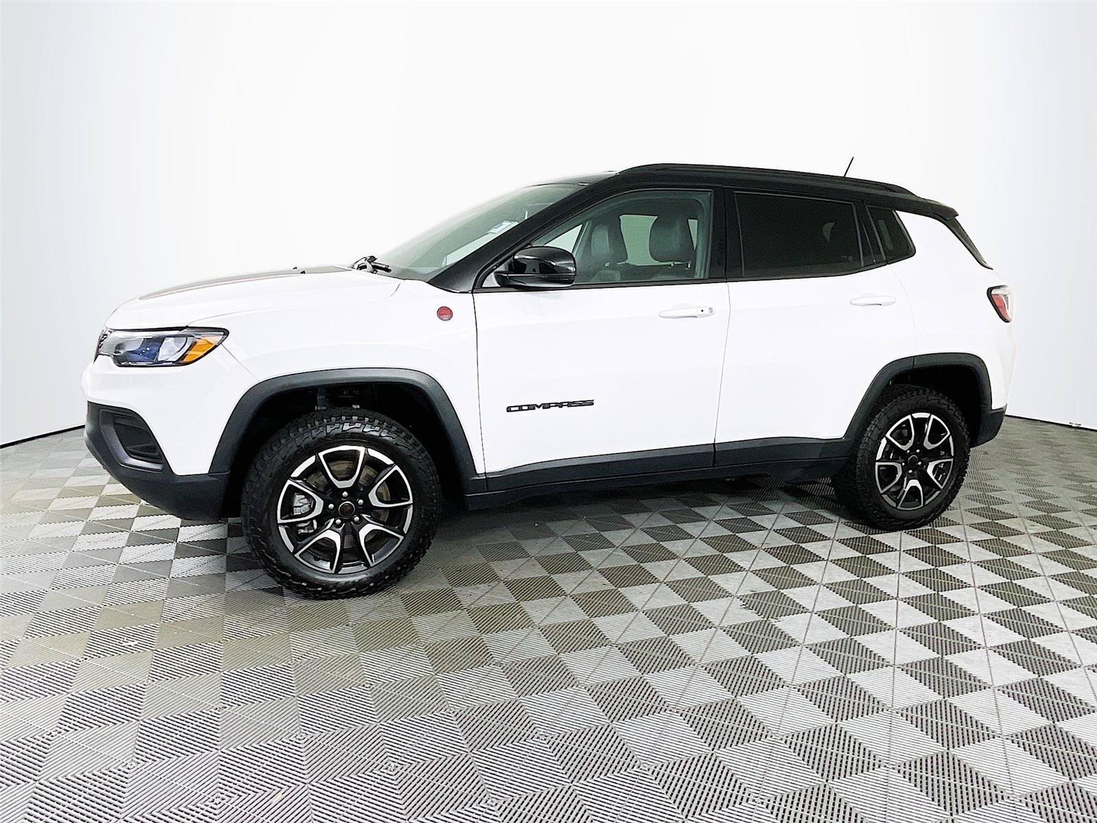 Used 2025 Jeep Compass Trailhawk AWD/4WD image 4