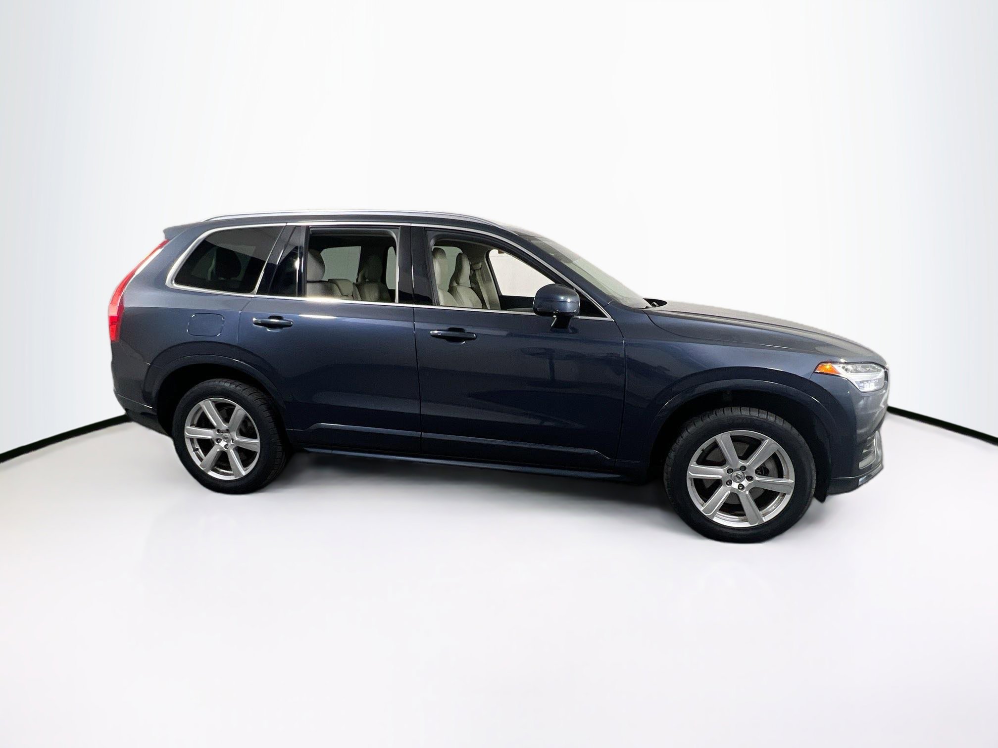 Used 2023 Volvo XC90 B5 Core AWD/4WD image 4