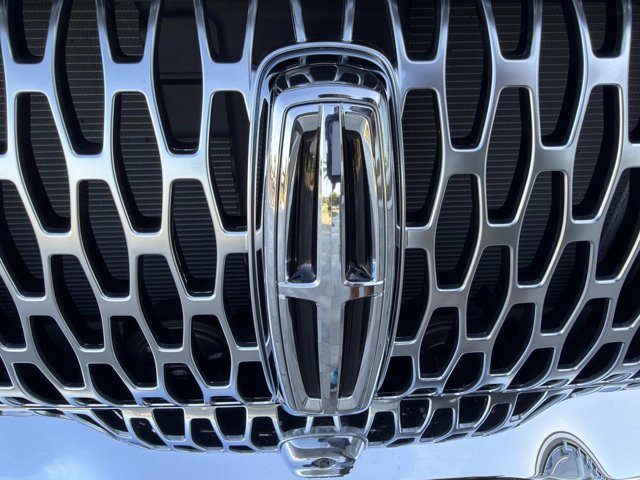 Used 2022 Lincoln Nautilus Reserve w/ Equipment Group 201A image 8