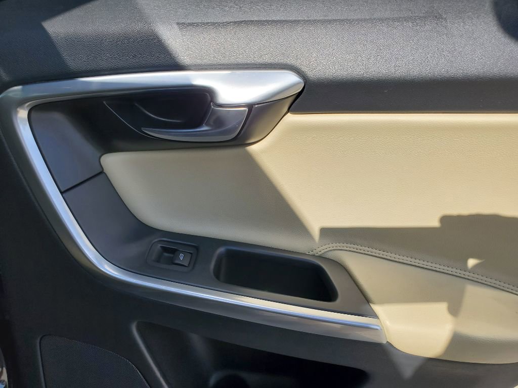 Used 2016 Volvo XC60 T6 w/ Proximity Package image 35