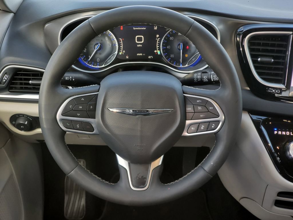 Used 2024 Chrysler Pacifica Touring-L image 32