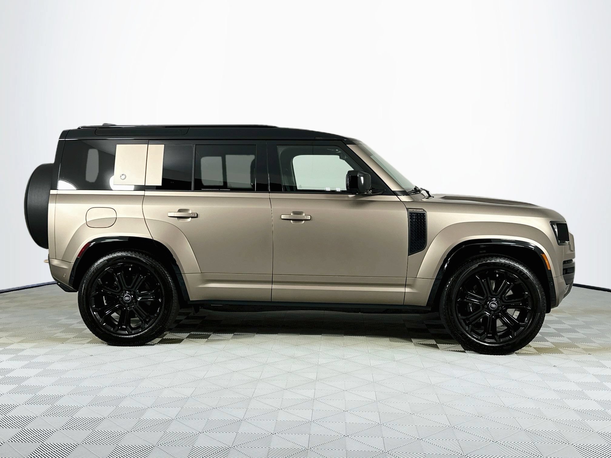 Certified 2025 Land Rover Defender 110 AWD/4WD image 4