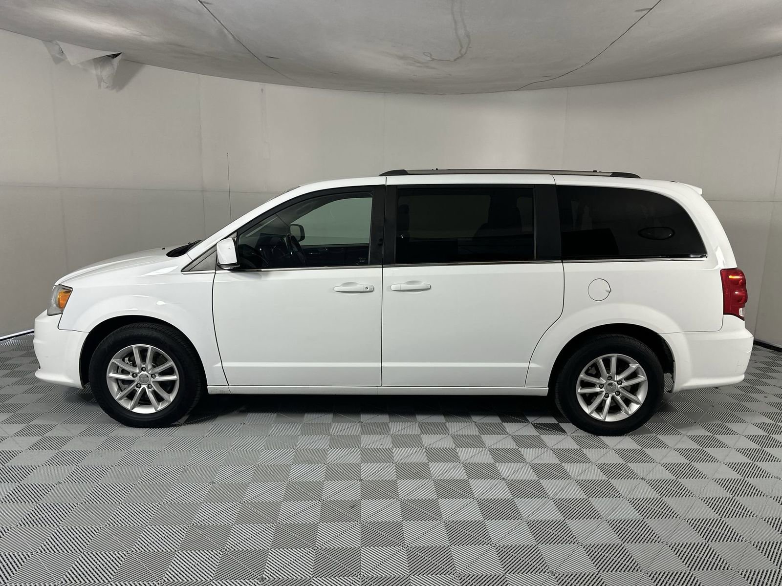 Used 2019 Dodge Grand Caravan SXT w/ Rear Park Assist Package FWD image 5
