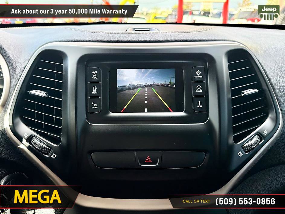 Used 2017 Jeep Cherokee Latitude AWD/4WD image 28