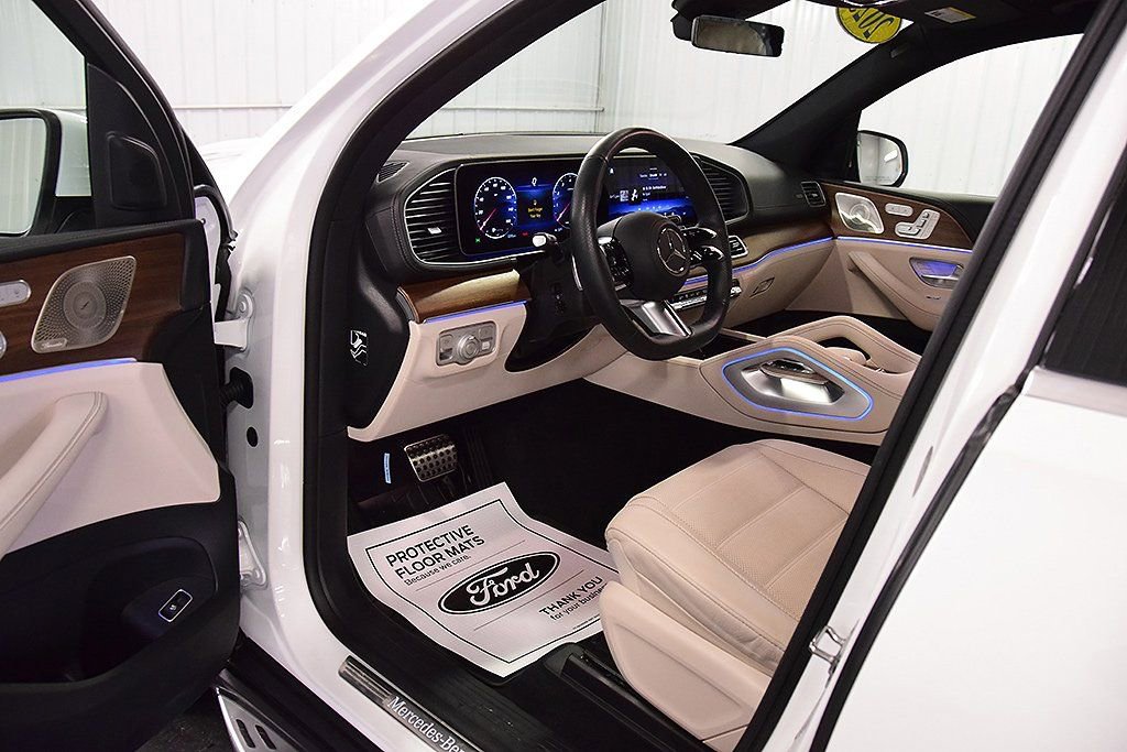 Used 2025 Mercedes-Benz GLS 580 4MATIC image 13