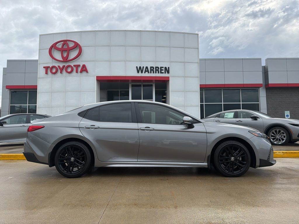 Used 2025 Toyota Camry SE image 3